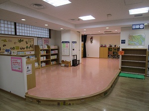 1階児童コーナーねころび台全景