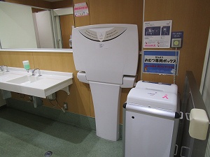 1階女子トイレ・おむつ替えベッド