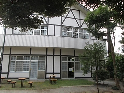 図書館外の木製テーブルの写真